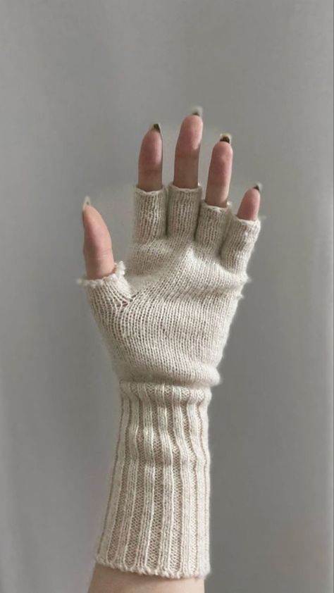 Crochet Diy Tutorial, Gauntlet Gloves, Knitting Basics, Crochet Clothing And Accessories, Archive Fashion, Cold Weather Fashion, Fun Hobbies, Wool Crafts, Knit Outfit