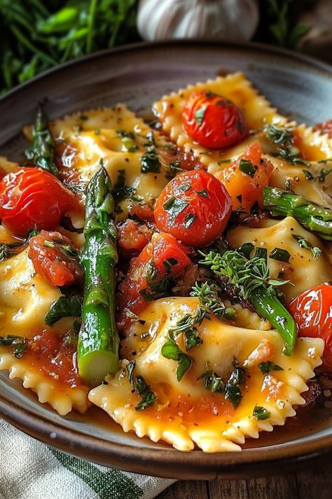 Ravioli And Asparagus Recipe, Ravioli With Tomatoes And Asparagus, Tomato Recipes Pasta, Asparagus Tomato Pasta, Asparagus Garlic, Sundried Tomato Pasta, Spinach Ravioli, Tomato Pasta Recipe, Asparagus Pasta