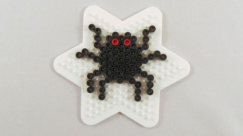 Perler Beads spider Halloween Perler Bead Patterns, Hama Beads Halloween, Halloween Perler, Easy Perler Bead Patterns, Fuse Bead Patterns, Beaded Spiders, Hama Beads Design, Halloween Beads, Hama Beads Patterns