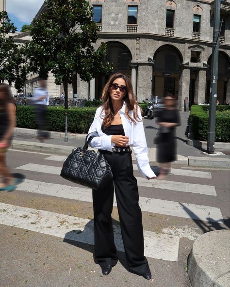 Dior Toujours bag in black Dior Handbags Outfit, Dior Toujours Bag Outfit, Dior Toujours Bag, Dior Saddle Bag Outfit, Dior Bag Outfit, Dior Outfit, Tamara Kalinic, Handbag Design, Off Duty Outfits