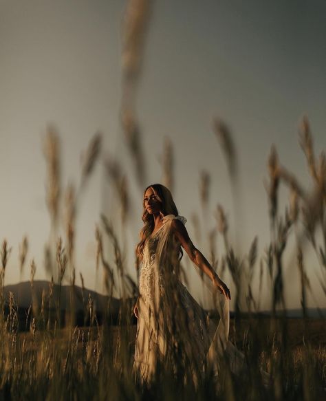 Dance Nature Photoshoot, Pampas Grass Photoshoot, Grass Photoshoot, Nature Photoshoot, Grass Field, Boho Girl, Pampas Grass, Model Poses, Photography Poses