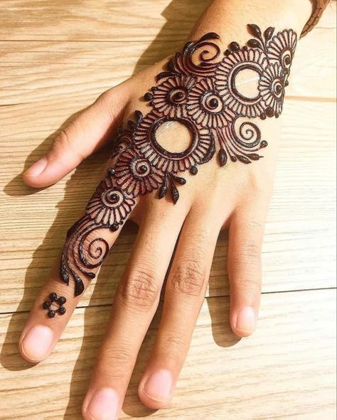 Mehndi Art Designs Back Hand, Mehndi Designs New, Back Hand Mehndi Design, Easy Mehndi Designs, Mehndi Designs Simple, Back Hand Mehndi, Cone Design, Tato Henna, मेहंदी डिजाइन