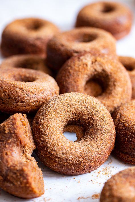 Paleo Apple Cider, Paleo Apple Recipes, Donuts Gluten Free, Paleo Baking Recipes, Vegan Donut Recipe, Paleo Running Momma, Paleo Apple, Apple Cider Donuts Baked, Fall Apple Recipes