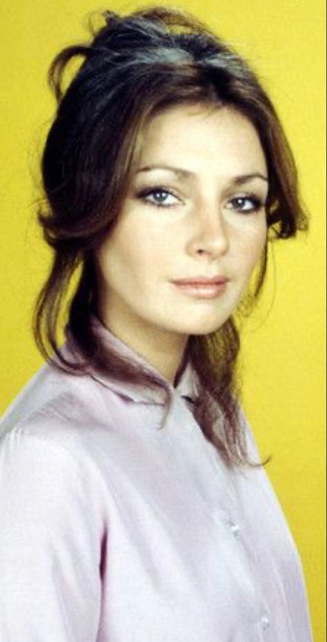 Jennifer O'neill, Older Actresses, Gorgeous Gray Hair, Classic Girl, 70’s Fashion, Classic Actresses, Hollywood Glam, Feminine Beauty, Classic Beauty