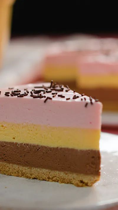 Cheesecake napolitain au Nesquik | Neapolitan Nesquik Cheesecake Nesquik Recipes, Strawberry Nesquik, Moist White Cake, Strawberry And Banana, Berry Tart, White Cakes, Dessert Chocolate, No Bake Brownies, Digestive Biscuits