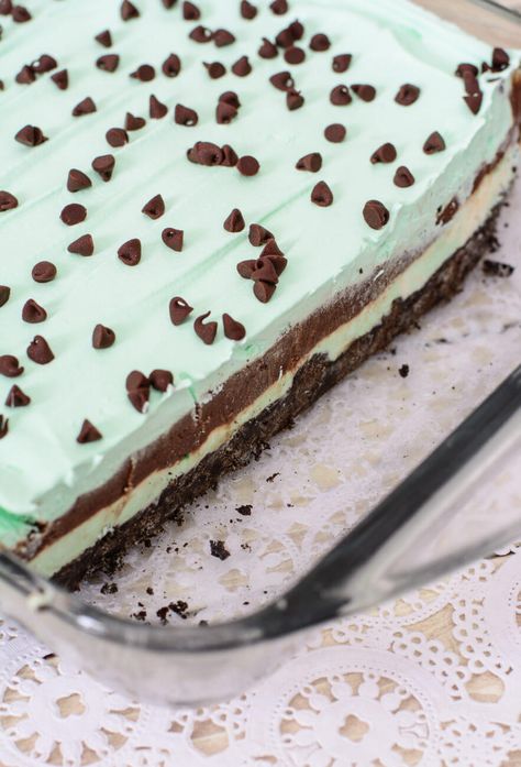 Chocolate Lasagna Dessert, Lasagna Dessert, Mint Chocolate Desserts, Chocolate Lasagna Recipe, Mint And Chocolate, Mint Desserts, Coconut Dessert, Chocolate Lasagna, Mint Recipes