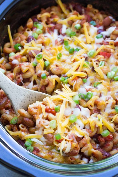 Slow Cooker Vegetarian Chili Mac Vegetarian Slow Cooker Recipes Easy, Vegetarian Chili Mac, Meatless Meals Healthy, Slow Cooker Vegetarian Chili, Chili Mac Recipe, Slow Cooker Pasta Recipes, Vegetarian Slow Cooker Recipes, Slow Cooker Dinner Recipes, Vegan Slow Cooker