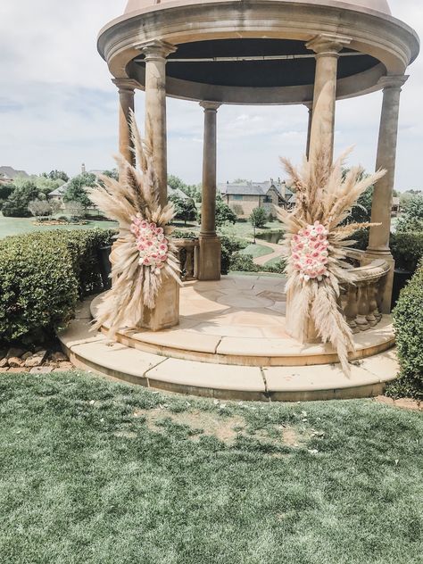 Pampas grass wedding with pink roses Pampas Centerpieces, Pampas Grass Wedding Decor, Grass Wedding Decor, Bohemian Terracotta, Wedding Proposal Ideas Engagement, Picnic Elopement, Gazebo Wedding Decorations, Gazebo Decor, Wedding Trellis