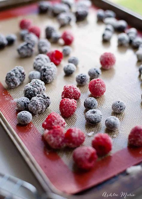 Sugared berries Sugared Berries, Berry Cake, Salty Cake, Baking Project, Mini Donuts, Just Cakes, Coconut Cake, Savoury Cake, Cake Decorating Techniques