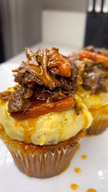 BLACK FOODIE FINDER ® on Instagram: "The Pot Roast Cupcakes 😮‍💨🔥⁣ ⁣ Sweet Honey Cornbread, Cheesy Red Skin Mashed Potatoes, Pot Roast, topped with Cheese & Green Onion. 😩⁣ ⁣ (via @shaydolce )⁣ ⁣ —————————————————————⁣ 𝗙𝗼𝗹𝗹𝗼𝘄 @𝗯𝗹𝗮𝗰𝗸𝗳𝗼𝗼𝗱𝗶𝗲𝗳𝗶𝗻𝗱𝗲𝗿 & 𝗱𝗼𝘄𝗻𝗹𝗼𝗮𝗱 𝗼𝘂𝗿 𝗮𝗽𝗽 𝗳𝗼𝗿 𝗯𝗹𝗮𝗰𝗸 𝗲𝗮𝘁𝗲𝗿𝘆, 𝗰𝗵𝗲𝗳𝘀, 𝗿𝗲𝗰𝗶𝗽𝗲𝘀 & 𝗺𝗼𝗿𝗲. ⁣#𝗕𝗙𝗙📍⁣ —————————————————————⁣ 𝘍𝘰𝘳 𝘧𝘦𝘢𝘵𝘶𝘳𝘦𝘥 𝘴𝘶𝘣𝘮𝘪𝘴𝘴𝘪𝘰𝘯𝘴 & 𝘭𝘪𝘴𝘵𝘪𝘯𝘨, 𝘱𝘭𝘦𝘢𝘴𝘦 𝘴𝘦𝘦 𝘰𝘶? Pot Roast Cupcakes, Soul Cakes, Red Skin Mashed Potatoes, Waffle Ideas, Savory Cupcakes, Meat Cake, Chefs Recipes, Honey Cornbread, Sweet Cornbread