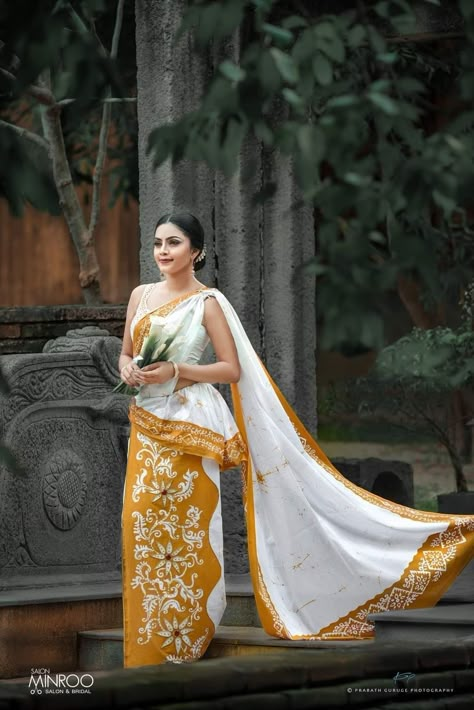 Bathik Saree, Sri Lankan Wedding Saree, Kandyan Saree, Ready Made Saree, Sleeveless Saree Blouse, Batik Saree, Sleeveless Saree, Saree Jacket Designs, Saree Jacket