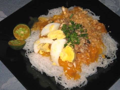 Cooking Pancit Palabok #filipinodish #pancitpalabok #pancitpalabokrecipe #homecookedmeal #cookingathome Pancit Palabok Recipe, Palabok Recipe, Pancit Palabok, Golden Mushroom, Golden Mushroom Soup, Pork Sauce, Filipino Dishes, Korean Dishes, Smoked Fish