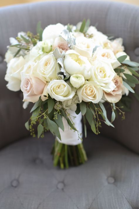 Wedding Bouquet Champagne, Ivory Rose Bouquet, Bridal Bouquet Styles, Champagne Roses, Christmas Champagne, Ivory Bouquet Wedding, Champagne Flowers, Rose Bridal Bouquet, Rose Wedding Bouquet