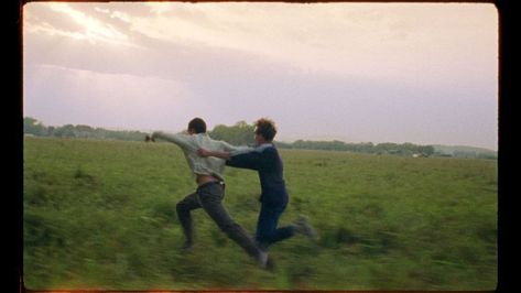 Videoclip for Socunbohemio directed by Marc Esquirol. You can follow-up my work at www.instagram.com/marcesquirol Description: Arnau Verdaguer and Marc Baltà running in a field. Reminds me of a dynamic Millet painting. Millet Paintings, Running In A Field, Couple Running, People Running, Visual Poetry, Millet, Horse Painting, Film Stills, Flower Field