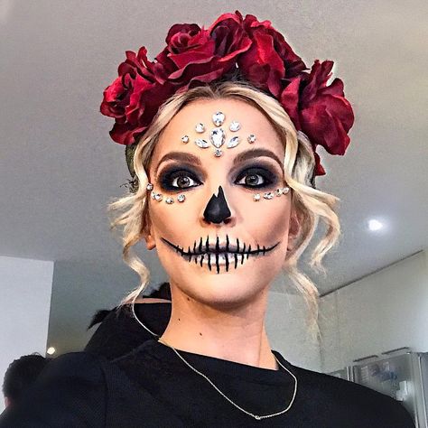 Gem Makeup Looks Halloween, Catrina Costume Dresses, Easy Dia De Los Muertos Makeup Ideas, Skeleton Bride Costume, Den Mrtvých, Skull Costume, Halloween Makeup Sugar Skull, Halloween Gesicht, Halloweenský Makeup