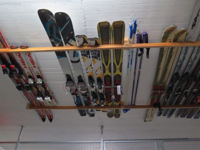 Space saving ski storage in the garage Ski Rack Diy, Ski Mud Room, Ski Rack Garage, Snowboard Storage, Bike Storage Garage, Gear Room, Ski Rack, Garage Tool Organization, Shed Organization