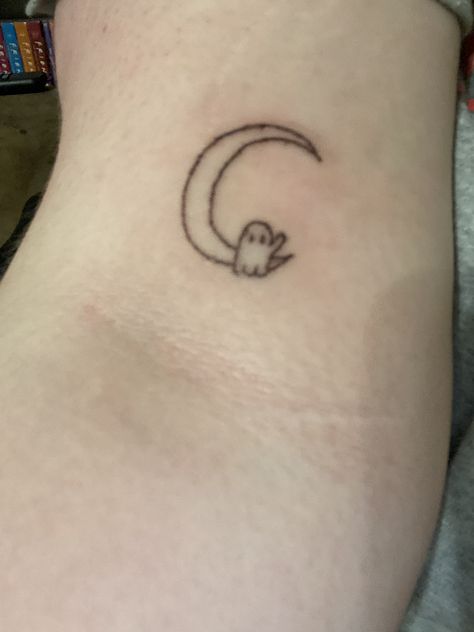 phoebe bridgers, ghost and moon Phoebe Bridgers Moon Song Tattoo, Small Tattoos Ghost, Pheobe Bridgers Tattoo Ideas, Phoebe Bridgers Ghost, Small Ghost Tattoo, Phoebe Bridgers Tattoo, Tattoo Kiss, Ghost Tattoos, American Teenager