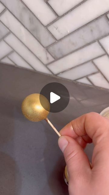 How To Make Gold Chocolate, Gold Sprinkles On Cake, Emerald Green And Gold Cake Ideas, Edible Balloons For Cake, Gold Oreo Cookies, Brown And Gold Cake, Chocolate And Gold Cake, Sprinkle Cake Ideas, Gold Chocolate Cake