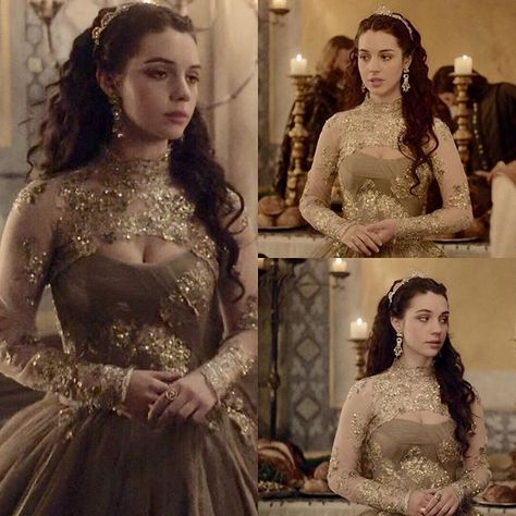 Every dress Mary has ever worn™ Season 1 episode 15 "The Darkness" I love this dress! Its amazinggggggg just perfect! There is so much detail and it matches the fabric that is so floaty and light 😍 loved loved loved QOTD: What do you think of the dress? [#cwreign #frary #mash #maryqueenofscots #cwreignoutfits ] Reign Outfits, Reign Mary, Reign Fashion, Reign Dresses, Mary Dress, Mary Stuart, Mary Queen Of Scots, Medieval Dress, Fantasy Dress