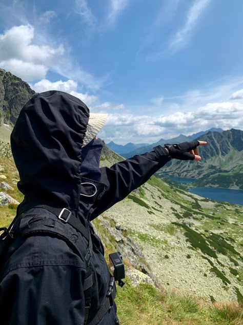 Tatry Exploring Outfit, Black Mask Aesthetic, Outdoorsy Aesthetic, Tourist Outfit, Trekking Outfit, Gents Hair Style, Outdoor Aesthetic, Adventure Aesthetic, Go Outdoors