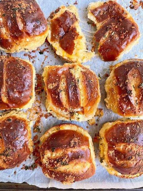 Today, we’re making Cheesy Garlic Pretzel Buns! Let me just paint you a little picture. Imagine a soft pretzel, a grilled cheese, and a loaf of garlic bread had a baby. That sounds like a naughty little slice of heaven, doesn’t it? Well, what if I told you that’s exactly what we’re making today. Buckle up, because we’re going on an epic ride for this one!We’re going to start with some Hawaiian pretzel slider buns. I freaking love these little buns. They’re a little sweet. They’re a l… Pretzel Sliders, Garlic Buns, Pretzel Buns, Pretzel Bread, Pretzel Rolls, Pretzel Bun, Bread Soup, Hot Cheese, Soft Pretzel