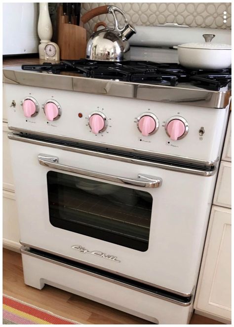 Vintage Kitchen Appliances French, Big Chill Appliances, Retro Stove, Colorful Knobs, Kitchen Unique, Pink Planet, Vintage Stoves, Romantic Meals, Big Chill