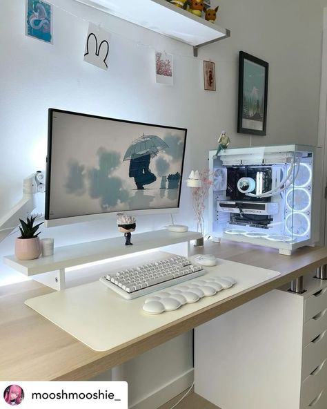 Desk Setup Gamer, Pc Study Desk, Clean Girl Gaming Setup, White Set Up Gaming, Wood Pc Setup, White Pc Aesthetic, Dream Pc Setup, White Set Up, Pc Set Up Ideas