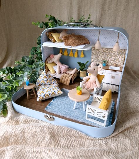 This is a cute travel dollhouse, which is an ideal home for mini creatures. It's perfect entertainment for kids, because they can play every way they go. The Suitcase includes different furniture, fabric items and decoration, so that the child's imagination has no limits. It's the perfect size for little Sylvanian Families (Calico Critters), Maileg mice, mini Wooden Family dolls, or other small Dolls and Duplo figures. It's allso ideal as a unique decorative piece on a cabinet or chest of drawer Maileg Mouse House, Dollhouse Suitcase, Suitcase Display, Mini Creatures, Suitcase Dollhouse, Maileg Furniture, Dollhouse Miniatures Rooms, Travel Dollhouse, Maileg Mouse