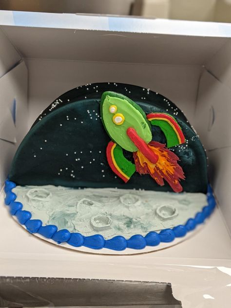 Half Round Cake Ideas, Half Round Cake Designs, Half Circle Cake, Round Spaceship, Half Round Cake, Half Moon Cake, Round Cake Ideas, Moon Cake Design, Half Cake Design