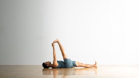 8 Yoga Poses You Can Practice While Lying on Your Back - Yoga Journal Supta Padangusthasana, Cow Face Pose, Healthy Spine, Tight Hamstrings, Mountain Pose, Hamstring Stretch, Pigeon Pose, Yoga Philosophy, Practice Yoga