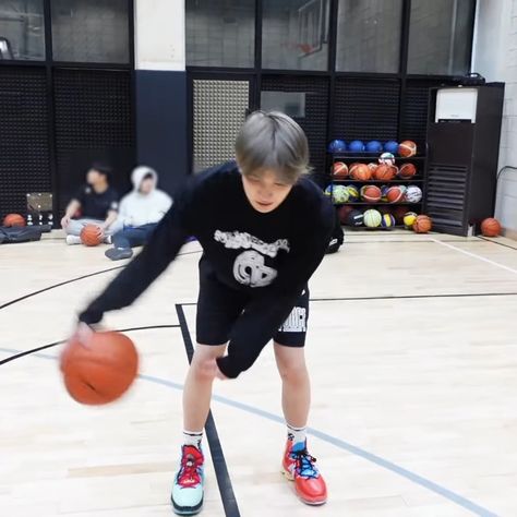 230328 Heeseung Playing Basketball, Heeseung Basketball, Playing Basketball, Playing Football, Save My Life, Be My Valentine, Basketball, Football, Quick Saves