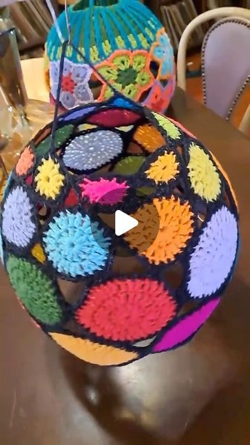 Crochet Lantern, Crochet Lampshade, Crochet Lamp, Weaving Wall Hanging, Crochet And Knitting, How To Make Lanterns, Diy Chandelier, Square Crochet, Granny Square Crochet Pattern