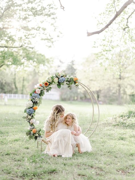 Mommy And Me Poses, Mini Session Themes, Easter Mini Session, Easter Photography, Easter Photoshoot, Mommy And Me Photo Shoot, Mini Photo Sessions, Mothers Day Pictures, Photography Mini Sessions