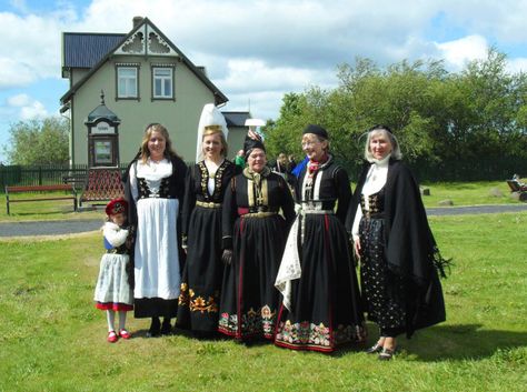 Women in traditional Icelandic dress Iceland Clothes, June Days, European Costumes, Iceland Island, Travel Iceland, Iceland Trip, Iceland Landscape, Costumes Around The World, World Thinking Day