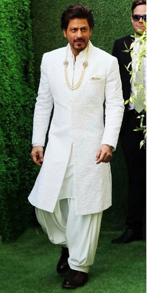 King Khan and Queen Gauri Khan at #AkashAmbaniWedding Srk Sherwani, Unique Mens Wedding Suits, Sherwani Design, White Sherwani, Indian Wedding Clothes For Men, Mens Wedding Suits, Nike Slippers, Sherwani For Men Wedding, Wedding Kurta For Men