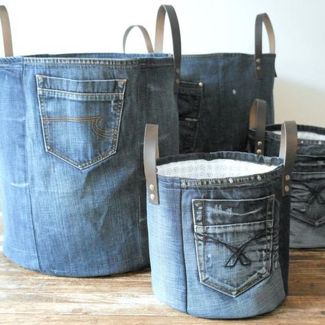 Blue Jean Rug, Old Jeans Recycle, Artisanats Denim, Bag Jeans, Denim Crafts Diy, Diy Denim, Denim Bags, Basket Crafts, Large Storage Baskets