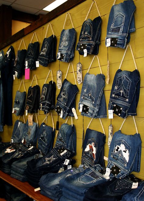 Jeans Display, Denim Display, Clothing Store Displays, Clothing Store Interior, Clothing Store Design, Store Design Boutique, Desain Furnitur Modern, Boutique Display, Clothing Displays