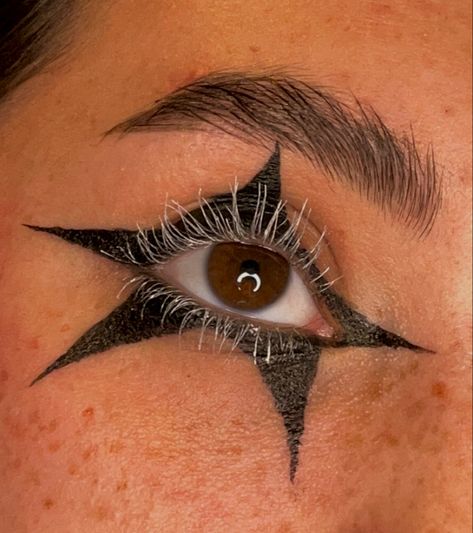 Funky Eyeliner Black, Rock Star Eye Makeup, Cottagecore Eyeliner, Spikey Makeup, Spiral Eye Makeup, Futuristic Eyeliner, Fairygrunge Makeup, Spiky Eyeliner, Eyeliner Looks Alt