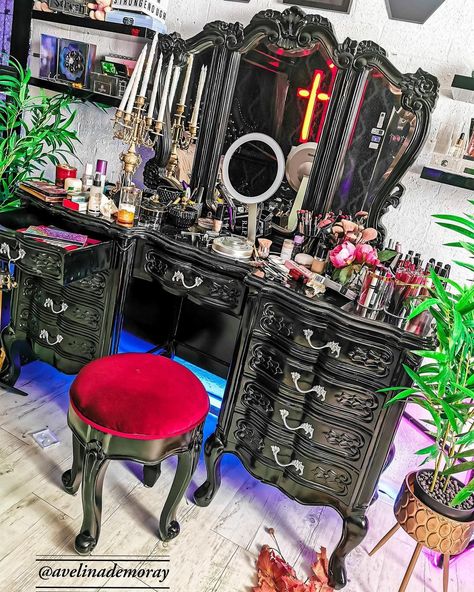 Goth Vanity Ideas, Goth Vanity, Dressing Table Inspo, Scene Kid Room, Gothic Vanity, Lovely Makeup, Gamer Room Decor, Vanity Room, Halloween Everyday