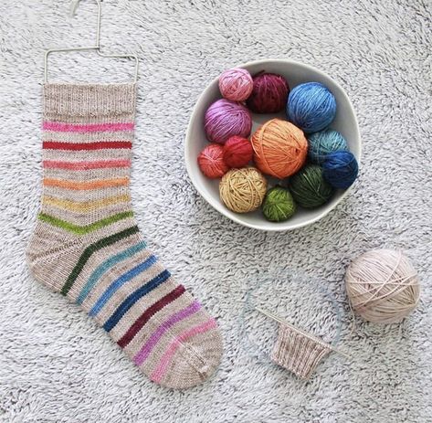 Knitting Room, Hand Knit Socks, Lace Knitting Patterns, Sock Knitting Patterns, Knitted Socks, Crafty Craft, Sock Yarn, Knitting Accessories, Yarn Art