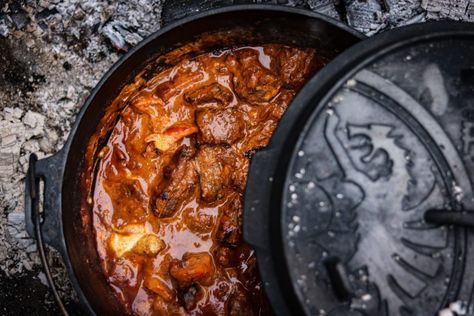 Brauhaus Gulasch aus dem Dutch Oven - firechefs.de Potjiekos Recipes, Malay Chicken Curry, Africa Recipes, African Recipe, South Africa Food, Cape Malay, South African Dishes, Malay Food, Africa Food