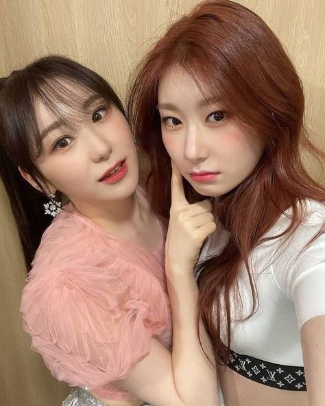 chae sisters 🩷 #kpop #chaeyeon #chaeryeong #itzy #izone Izone Chaeyeon, Iz*one Chaeyeon, Pop Idol, The Wiz, Iz One, Kpop Girl Groups, Instagram Update, Kpop Idol, Korean Girl