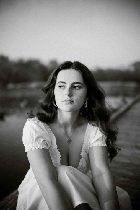 Film Senior Portraits, Minimalist Senior Pictures, Senior Picture Ideas Black And White, Portrait Photoshoot Outdoor, Film Shoot Ideas, Editorial Senior Photos, Black And White Senior Pictures, Photoshoot Ideas Black And White, Film Portrait Photography