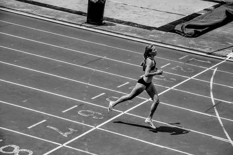 Running Black And White, Winning Motivation, Track Aesthetic, Olympic Track And Field, Running Aesthetic, Field Athletes, Track Pictures, Athletic Aesthetic, Running Photos