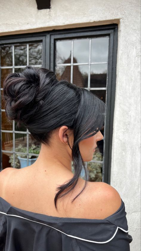 Brunette Bun Hairstyles, Hair Updo 2023, Bridal Updo For Dark Hair, High Updo Wedding, Wedding Hair Brunette, Messy Bun Updo, High Updo, Wedding Up Do, Bride Updo