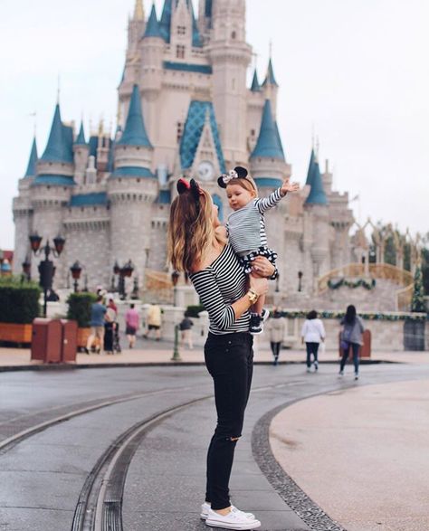 disney world                                                                                                                                                     More Outfits Disneyland, Disney World Pictures Ideas, Becky Hillyard, Disney Picture Ideas, Disneyland Photos, Disney Photo Ideas, Disney World Pictures, Disneyland Outfits, Disney Photography