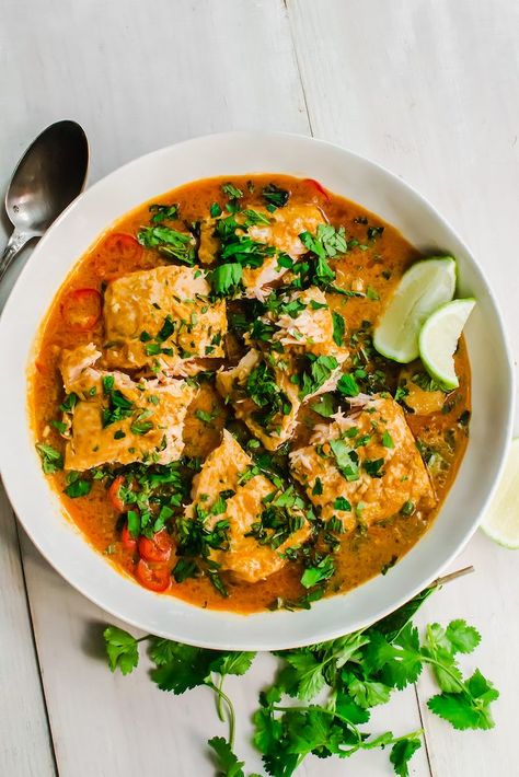 Salmon Curry Recipes, Lemongrass Recipes, Coconut Curry Recipes, Salmon Curry, Mood Food, Awesome Recipes, Fitness Community, Supper Recipes, Mediterranean Cuisine