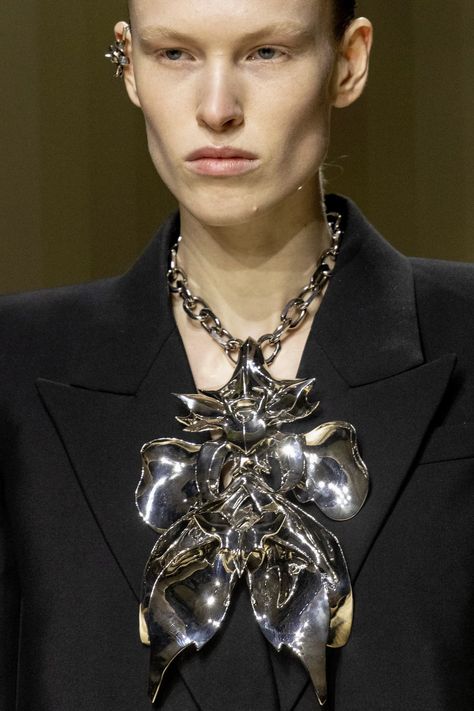 Alexander McQueen Fall 2023 Ready-to-Wear Fashion Show | Vogue Alexander Mcqueen 90s, Gaudy Jewelry, Runway Jewelry, 90s Jewelry, Fall 2023 Ready To Wear, 2023 Ready To Wear Collection, 2023 Ready To Wear, Couture Details, Fall Jewelry