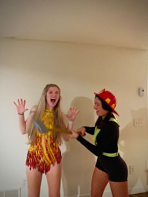 Halloween Duos, Costume Carnaval, Firefighter Costume, Cute Group Halloween Costumes, Bff Halloween Costumes, Best Friend Halloween Costumes, Hot Halloween Outfits, Pretty Halloween Costumes, Duo Halloween Costumes