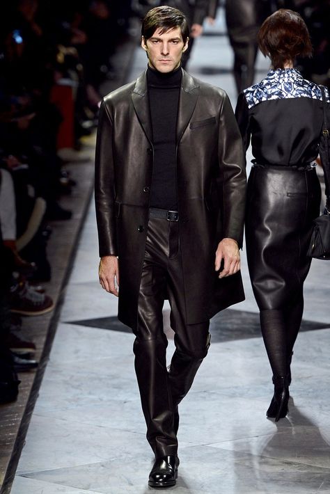 Loewe Fall 2013 Ready-to-Wear collection, runway looks, beauty, models, and reviews. Slim Fit Suit Men, Leather Suit, Suits Men Business, Long Leather Coat, Lakme Fashion Week, Leather Wear, Slim Fit Suit, Men Fashion Casual Outfits, Mens Accessories Fashion